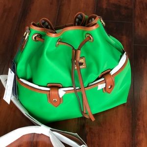 🆕Dooney and Bourke Bag. NWT  00AAG